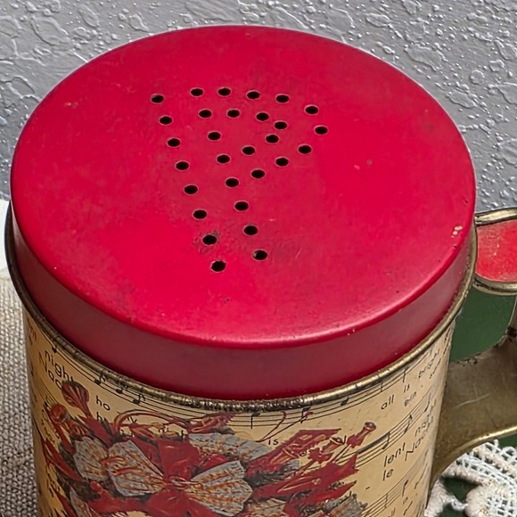 Vintage Christmas Music Tin Salt‎ Pepper Shakers Red Wreath Design Set Red Metal - Picture 4 of 9